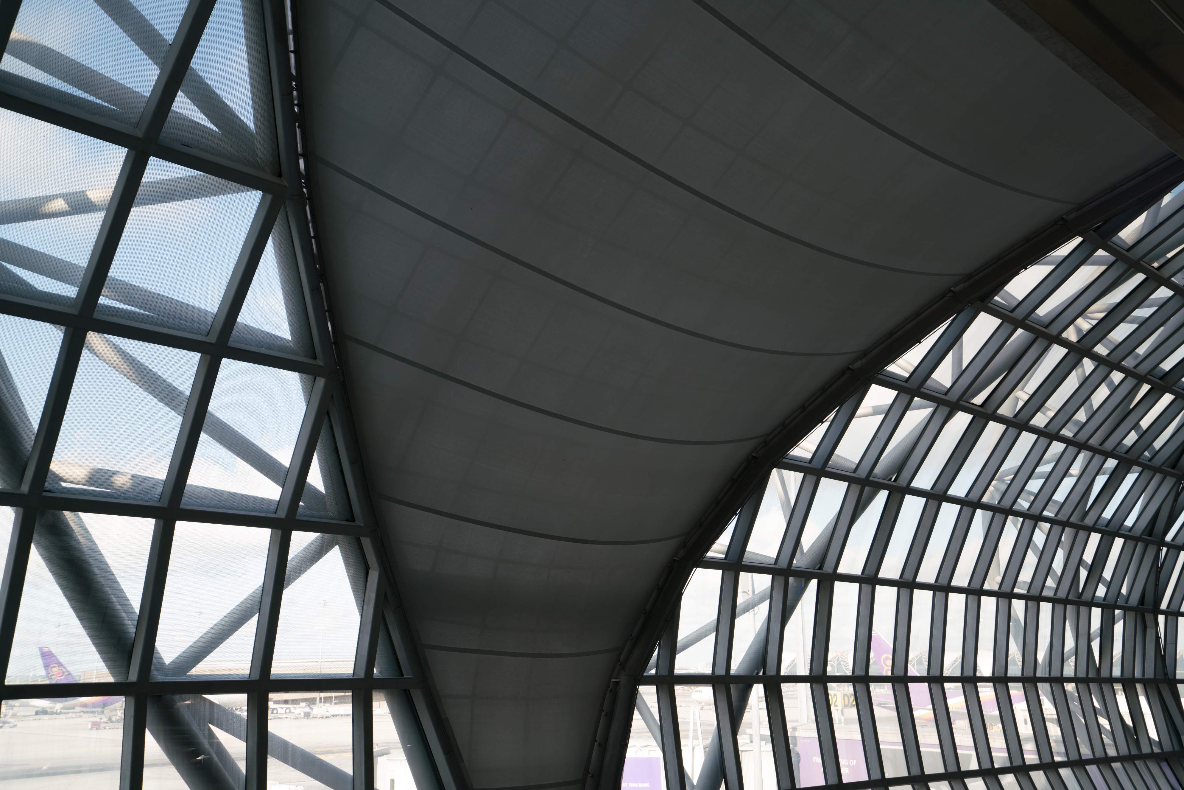 الهناجر والمظلات الحديدية